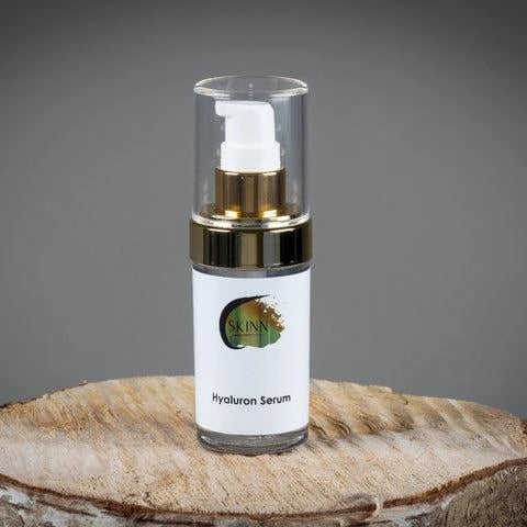 Hyaluron Serum auf dem Holzbrett