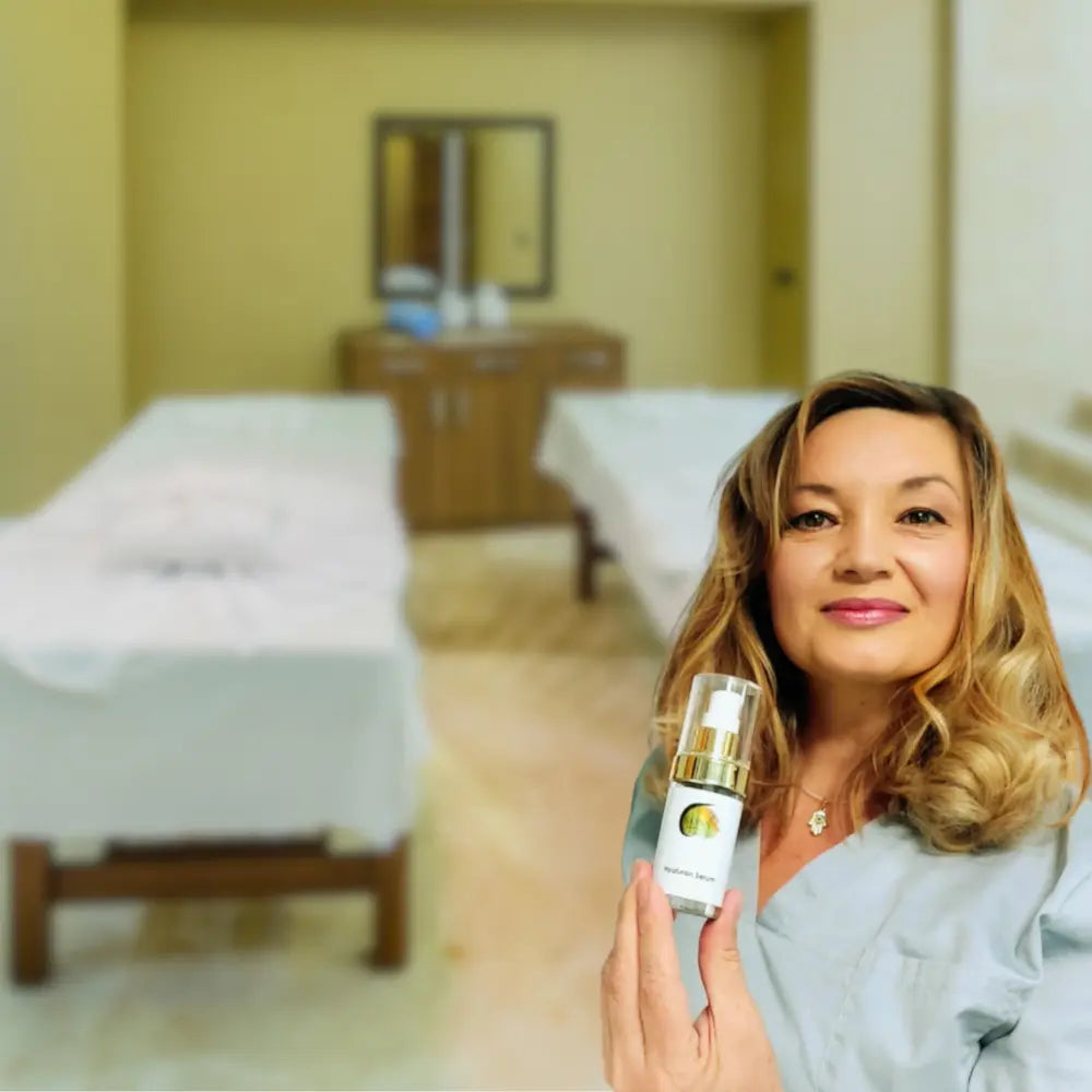 Frau hält Hyaluron Serum